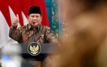 Maka, peran Jubir sangat krusial. Apabila presiden terus menerus menyampaikan pernyataan yang memicu kontroversi, kontradiktif, atau bernada emosional, dampaknya bukan hanya sekadar polemik sesaat di media sosial. Dalam jangka panjang, hal itu dapat menciptakan jarak psikologis antara pemimpin dan rakyatnya sendiri. Publik menjadi kesulitan membedakan mana pernyataan yang benar-benar merepresentasikan kebijakan negara dan mana yang sekadar respons spontan personal seorang presiden. Fenomena ini dapat dijelaskan melalui teori *agenda setting* dari Maxwell McCombs dan Donald Shaw yang menjelaskan bahwa media memiliki kekuatan membentuk fokus perhatian publik terhadap suatu isu. Ketika pernyataan kontroversial presiden lebih dominan diberitakan dibanding substansi kebijakan, maka citra pemerintah di mata masyarakat perlahan akan dibangun dari kontroversi tersebut. Akibatnya, komunikasi politik negara berubah menjadi siklus klarifikasi tanpa akhir. Selain itu, pakar komunikasi politik Murray Edelman dalam *Constructing the Political Spectacle* juga menjelaskan bahwa bahasa politik bukan sekadar alat penyampaian informasi, melainkan pembentuk persepsi publik terhadap kekuasaan. Cara seorang pemimpin berbicara dapat menentukan apakah ia dipandang sebagai figur yang menenangkan atau justru memperuncing ketegangan sosial. Dalam konteks ini, diksi informal, nada defensif, hingga pernyataan yang saling bertentangan berpotensi membangun kesan bahwa pemerintah lebih reaktif terhadap kritik ketimbang terbuka terhadap evaluasi. Di sinilah Jubir seharusnya mengambil peran sentral. Jubir bukan sekadar “tameng” pemerintah, melainkan penyaring komunikasi politik agar pesan negara tetap konsisten, terukur, dan tidak menimbulkan multitafsir. Presiden tentu tetap memiliki hak berbicara langsung kepada publik, namun komunikasi kenegaraan yang terlalu spontan justru rentan menjadi bumerang politik. Apalagi di era digital, satu potongan pidato dapat tersebar dalam hitungan detik dan membentuk opini publik secara masif. Sekali kepercayaan publik menurun, pemerintah akan lebih sulit membangun legitimasi terhadap kebijakan-kebijakan berikutnya. Karena itu, memperkuat fungsi Jubir bukan hanya soal menjaga citra presiden, tetapi juga menjaga kualitas komunikasi demokrasi antara negara dan rakyatnya.