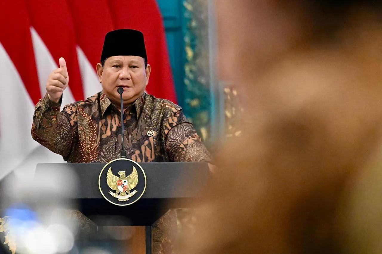 Maka, peran Jubir sangat krusial. Apabila presiden terus menerus menyampaikan pernyataan yang memicu kontroversi, kontradiktif, atau bernada emosional, dampaknya bukan hanya sekadar polemik sesaat di media sosial. Dalam jangka panjang, hal itu dapat menciptakan jarak psikologis antara pemimpin dan rakyatnya sendiri. Publik menjadi kesulitan membedakan mana pernyataan yang benar-benar merepresentasikan kebijakan negara dan mana yang sekadar respons spontan personal seorang presiden. Fenomena ini dapat dijelaskan melalui teori *agenda setting* dari Maxwell McCombs dan Donald Shaw yang menjelaskan bahwa media memiliki kekuatan membentuk fokus perhatian publik terhadap suatu isu. Ketika pernyataan kontroversial presiden lebih dominan diberitakan dibanding substansi kebijakan, maka citra pemerintah di mata masyarakat perlahan akan dibangun dari kontroversi tersebut. Akibatnya, komunikasi politik negara berubah menjadi siklus klarifikasi tanpa akhir. Selain itu, pakar komunikasi politik Murray Edelman dalam *Constructing the Political Spectacle* juga menjelaskan bahwa bahasa politik bukan sekadar alat penyampaian informasi, melainkan pembentuk persepsi publik terhadap kekuasaan. Cara seorang pemimpin berbicara dapat menentukan apakah ia dipandang sebagai figur yang menenangkan atau justru memperuncing ketegangan sosial. Dalam konteks ini, diksi informal, nada defensif, hingga pernyataan yang saling bertentangan berpotensi membangun kesan bahwa pemerintah lebih reaktif terhadap kritik ketimbang terbuka terhadap evaluasi. Di sinilah Jubir seharusnya mengambil peran sentral. Jubir bukan sekadar “tameng” pemerintah, melainkan penyaring komunikasi politik agar pesan negara tetap konsisten, terukur, dan tidak menimbulkan multitafsir. Presiden tentu tetap memiliki hak berbicara langsung kepada publik, namun komunikasi kenegaraan yang terlalu spontan justru rentan menjadi bumerang politik. Apalagi di era digital, satu potongan pidato dapat tersebar dalam hitungan detik dan membentuk opini publik secara masif. Sekali kepercayaan publik menurun, pemerintah akan lebih sulit membangun legitimasi terhadap kebijakan-kebijakan berikutnya. Karena itu, memperkuat fungsi Jubir bukan hanya soal menjaga citra presiden, tetapi juga menjaga kualitas komunikasi demokrasi antara negara dan rakyatnya.