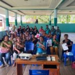 Dalam upaya mendukung kesiapan penerapan Posyandu Integrasi Layanan Primer (ILP) di Desa Bambar, Distrik Waibu, Kabupaten Jayapura, mahasiswa KKN-PPM UGM melalui tim Jejak Jayapura 2026 melaksanakan kegiatan Penguatan Kapasitas Kader Posyandu melalui Praktik Pengukuran Antropometri. Kegiatan yang berlangsung pada Jumat (31/7) tersebut diikuti oleh sekitar 25 kader Posyandu dari lima Posyandu yang berada di Desa Bambar. Kegiatan ini dilatarbelakangi oleh kebutuhan peningkatan keterampilan kader dalam melakukan pengukuran antropometri sebagai salah satu bagian penting dalam pelayanan Posyandu. Meskipun Posyandu di Desa Bambar telah menjalankan berbagai pelayanan kepada masyarakat, kesiapan menuju penerapan sistem Posyandu ILP (Integrasi layanan primer) masih perlu diperkuat, khususnya dari sisi kapasitas kader dalam melakukan pengukuran dan pencatatan pertumbuhan secara tepat. Dengan adanya mahasiswa bidang gizi yang tergabung dalam KKN-PPM UGM, tim Jejak Jayapura 2026 melihat keterampilan antropometri sebagai salah satu kemampuan dasar yang penting untuk diperkuat. Pengukuran berat badan, panjang atau tinggi badan, lingkar lengan atas, hingga lingkar kepala tidak hanya membutuhkan alat yang sesuai, tetapi juga teknik pengukuran yang tepat agar hasil yang diperoleh dapat menggambarkan kondisi pertumbuhan anak secara akurat. Kegiatan diawali dengan pemaparan materi mengenai antropometri dan pelayanan Posyandu menuju ILP, kemudian dilanjutkan dengan praktik secara langsung sesuai dengan pedoman 5 meja posyandu. Dalam sesi praktik, para kader memperoleh kesempatan untuk melakukan pengukuran berat badan (BB), panjang badan (PB) atau tinggi badan (TB), lingkar lengan atas (LiLA), dan lingkar kepala menggunakan peralatan antropometri yang telah dipersiapkan. Mahasiswa KKN bersama tenaga kesehatan dari Puskesmas Waibu mendampingi kader selama proses praktik. Pendampingan dilakukan melalui demonstrasi, simulasi, serta koreksi langsung terhadap teknik pengukuran. Kader juga dilatih untuk memperhatikan posisi tubuh yang benar saat pengukuran, melakukan pencatatan hasil pada Kartu Menuju Sehat (KMS), serta memahami cara membaca hasil pengukuran berdasarkan grafik pertumbuhan. Mahasiswa juga menyiapkan kasus untuk dikerjakan secara kolektif oleh kader-kader posyandu dalam pelatihan tersebut. Melalui kasus tersebut, kader diminta memilih KMS yang sesuai, memplot hasil penimbangan berdasarkan usia, menentukan pola pertumbuhan anak, serta menyusun tindak lanjut yang dapat dilakukan di Posyandu. Latihan ini dirancang untuk mengasah kemampuan kader dalam menghubungkan hasil pengukuran antropometri dengan pemantauan pertumbuhan anak, bukan sekadar melakukan pengukuran secara teknis. Pendekatan learning by doing ini dipilih digunakan agar kader tidak hanya memperoleh pengetahuan secara teoritis, tetapi juga memiliki pengalaman langsung dalam melakukan setiap tahapan pengukuran. Dengan demikian, kader diharapkan dapat lebih percaya diri dan teliti ketika nantinya melaksanakan pelayanan di masing-masing Posyandu. “Penguatan kapasitas kader menjadi bagian penting dalam mempersiapkan Posyandu menuju Integrasi Layanan Primer. Kader merupakan salah satu ujung tombak pelayanan kesehatan di masyarakat, sehingga keterampilan pengukuran yang tepat sangat diperlukan,” ujar Herice T. Kaway Ketua PKK di Desa Bambar, Waibu, Kabupaten Jayapura. Nisrina Athyra Karimah, mahasiswa Gizi yang tergabung dalam Tim KKN-PPM UGM Jejak Jayapura 2026 juga menambahkan “Program ini saya inisiasi sebagai bentuk bakti saya untuk ikut menciptakan pelayanan Posyandu yang benar dan sesuai standar di Desa Bambar. Keresahan saya bermula dari melihat keterampilan kader yang belum merata. Selama ini, pelatihan dari dinas atau tingkat provinsi biasanya hanya diikuti oleh satu atau dua perwakilan dari masing-masing Posyandu, sementara jumlah kader di lapangan lebih banyak. Akibatnya, kesempatan untuk mendapatkan pelatihan dan memperbarui keterampilan belum tentu dirasakan oleh seluruh kader. Kegiatan ini melibatkan kader dari lima Posyandu di Desa Bambar, yaitu Posyandu Budung, Melati, Kali Ular, Kompi C, dan Transad. Bahkan kader-kader dari desa lain seperti Doyo Baru turut berpartisipasi dan antusias mengikuti pelatihan ini. Lebih lanjut Nisrina menambahkan, “Saya juga menggandeng Puskesmas Waibu dalam pelaksanaan kegiatan ini karena saya ingin programnya tidak berhenti ketika KKN selesai. Dengan adanya keterlibatan tenaga kesehatan dan Puskesmas, saya berharap penguatan kapasitas kader ini dapat terus dilanjutkan dan menjadi bagian dari proses menuju penerapan Posyandu Integrasi Layanan Primer (ILP) di Desa Bambar,”. Kegiatan ini diharapkan dapat menjadi salah satu langkah awal dalam memperkuat kesiapan kader di lima Posyandu Desa Bambar menuju penerapan Posyandu ILP yang lebih optimal. Peningkatan kapasitas kader juga diharapkan dapat mendukung tersedianya data pertumbuhan yang lebih akurat sebagai dasar pemantauan kondisi kesehatan dan gizi masyarakat. Bagi tim Jejak Jayapura 2026, kegiatan ini menjadi bentuk kontribusi mahasiswa gizi dalam mendukung penguatan pelayanan kesehatan berbasis masyarakat. Melalui kolaborasi dengan kader dan tenaga kesehatan setempat, penguatan kapasitas diharapkan dapat terus berlanjut setelah program KKN selesai. ● What: Penguatan kapasitas kader melalui praktik pengukuran antropometri menuju Posyandu ILP. ● Who: Mahasiswa KKN-PPM UGM Tim Jejak Jayapura 2026, kader Posyandu, dan tenaga kesehatan Puskesmas Waibu. ● When: Jumat, 31 Juli 2026, pukul 10.00-14.00 ● Where: Desa Bambar, Distrik Waibu, Kabupaten Jayapura. ● Why: Kesiapan menuju penerapan Posyandu ILP masih perlu diperkuat, terutama keterampilan kader dalam pengukuran antropometri, pencatatan, dan interpretasi hasil pertumbuhan. ● How: Pemaparan materi, demonstrasi, simulasi, praktik langsung, dan pendampingan/koreksi individual.