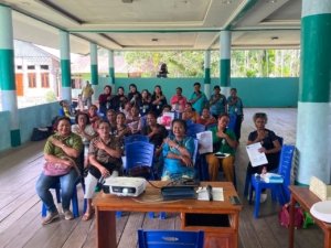 Dalam upaya mendukung kesiapan penerapan Posyandu Integrasi Layanan Primer (ILP) di Desa Bambar, Distrik Waibu, Kabupaten Jayapura, mahasiswa KKN-PPM UGM melalui tim Jejak Jayapura 2026 melaksanakan kegiatan Penguatan Kapasitas Kader Posyandu melalui Praktik Pengukuran Antropometri. Kegiatan yang berlangsung pada Jumat (31/7) tersebut diikuti oleh sekitar 25 kader Posyandu dari lima Posyandu yang berada di Desa Bambar. Kegiatan ini dilatarbelakangi oleh kebutuhan peningkatan keterampilan kader dalam melakukan pengukuran antropometri sebagai salah satu bagian penting dalam pelayanan Posyandu. Meskipun Posyandu di Desa Bambar telah menjalankan berbagai pelayanan kepada masyarakat, kesiapan menuju penerapan sistem Posyandu ILP (Integrasi layanan primer) masih perlu diperkuat, khususnya dari sisi kapasitas kader dalam melakukan pengukuran dan pencatatan pertumbuhan secara tepat. Dengan adanya mahasiswa bidang gizi yang tergabung dalam KKN-PPM UGM, tim Jejak Jayapura 2026 melihat keterampilan antropometri sebagai salah satu kemampuan dasar yang penting untuk diperkuat. Pengukuran berat badan, panjang atau tinggi badan, lingkar lengan atas, hingga lingkar kepala tidak hanya membutuhkan alat yang sesuai, tetapi juga teknik pengukuran yang tepat agar hasil yang diperoleh dapat menggambarkan kondisi pertumbuhan anak secara akurat. Kegiatan diawali dengan pemaparan materi mengenai antropometri dan pelayanan Posyandu menuju ILP, kemudian dilanjutkan dengan praktik secara langsung sesuai dengan pedoman 5 meja posyandu. Dalam sesi praktik, para kader memperoleh kesempatan untuk melakukan pengukuran berat badan (BB), panjang badan (PB) atau tinggi badan (TB), lingkar lengan atas (LiLA), dan lingkar kepala menggunakan peralatan antropometri yang telah dipersiapkan. Mahasiswa KKN bersama tenaga kesehatan dari Puskesmas Waibu mendampingi kader selama proses praktik. Pendampingan dilakukan melalui demonstrasi, simulasi, serta koreksi langsung terhadap teknik pengukuran. Kader juga dilatih untuk memperhatikan posisi tubuh yang benar saat pengukuran, melakukan pencatatan hasil pada Kartu Menuju Sehat (KMS), serta memahami cara membaca hasil pengukuran berdasarkan grafik pertumbuhan. Mahasiswa juga menyiapkan kasus untuk dikerjakan secara kolektif oleh kader-kader posyandu dalam pelatihan tersebut. Melalui kasus tersebut, kader diminta memilih KMS yang sesuai, memplot hasil penimbangan berdasarkan usia, menentukan pola pertumbuhan anak, serta menyusun tindak lanjut yang dapat dilakukan di Posyandu. Latihan ini dirancang untuk mengasah kemampuan kader dalam menghubungkan hasil pengukuran antropometri dengan pemantauan pertumbuhan anak, bukan sekadar melakukan pengukuran secara teknis. Pendekatan learning by doing ini dipilih digunakan agar kader tidak hanya memperoleh pengetahuan secara teoritis, tetapi juga memiliki pengalaman langsung dalam melakukan setiap tahapan pengukuran. Dengan demikian, kader diharapkan dapat lebih percaya diri dan teliti ketika nantinya melaksanakan pelayanan di masing-masing Posyandu. “Penguatan kapasitas kader menjadi bagian penting dalam mempersiapkan Posyandu menuju Integrasi Layanan Primer. Kader merupakan salah satu ujung tombak pelayanan kesehatan di masyarakat, sehingga keterampilan pengukuran yang tepat sangat diperlukan,” ujar Herice T. Kaway Ketua PKK di Desa Bambar, Waibu, Kabupaten Jayapura. Nisrina Athyra Karimah, mahasiswa Gizi yang tergabung dalam Tim KKN-PPM UGM Jejak Jayapura 2026 juga menambahkan “Program ini saya inisiasi sebagai bentuk bakti saya untuk ikut menciptakan pelayanan Posyandu yang benar dan sesuai standar di Desa Bambar. Keresahan saya bermula dari melihat keterampilan kader yang belum merata. Selama ini, pelatihan dari dinas atau tingkat provinsi biasanya hanya diikuti oleh satu atau dua perwakilan dari masing-masing Posyandu, sementara jumlah kader di lapangan lebih banyak. Akibatnya, kesempatan untuk mendapatkan pelatihan dan memperbarui keterampilan belum tentu dirasakan oleh seluruh kader. Kegiatan ini melibatkan kader dari lima Posyandu di Desa Bambar, yaitu Posyandu Budung, Melati, Kali Ular, Kompi C, dan Transad. Bahkan kader-kader dari desa lain seperti Doyo Baru turut berpartisipasi dan antusias mengikuti pelatihan ini. Lebih lanjut Nisrina menambahkan, “Saya juga menggandeng Puskesmas Waibu dalam pelaksanaan kegiatan ini karena saya ingin programnya tidak berhenti ketika KKN selesai. Dengan adanya keterlibatan tenaga kesehatan dan Puskesmas, saya berharap penguatan kapasitas kader ini dapat terus dilanjutkan dan menjadi bagian dari proses menuju penerapan Posyandu Integrasi Layanan Primer (ILP) di Desa Bambar,”. Kegiatan ini diharapkan dapat menjadi salah satu langkah awal dalam memperkuat kesiapan kader di lima Posyandu Desa Bambar menuju penerapan Posyandu ILP yang lebih optimal. Peningkatan kapasitas kader juga diharapkan dapat mendukung tersedianya data pertumbuhan yang lebih akurat sebagai dasar pemantauan kondisi kesehatan dan gizi masyarakat. Bagi tim Jejak Jayapura 2026, kegiatan ini menjadi bentuk kontribusi mahasiswa gizi dalam mendukung penguatan pelayanan kesehatan berbasis masyarakat. Melalui kolaborasi dengan kader dan tenaga kesehatan setempat, penguatan kapasitas diharapkan dapat terus berlanjut setelah program KKN selesai. ● What: Penguatan kapasitas kader melalui praktik pengukuran antropometri menuju Posyandu ILP. ● Who: Mahasiswa KKN-PPM UGM Tim Jejak Jayapura 2026, kader Posyandu, dan tenaga kesehatan Puskesmas Waibu. ● When: Jumat, 31 Juli 2026, pukul 10.00-14.00 ● Where: Desa Bambar, Distrik Waibu, Kabupaten Jayapura. ● Why: Kesiapan menuju penerapan Posyandu ILP masih perlu diperkuat, terutama keterampilan kader dalam pengukuran antropometri, pencatatan, dan interpretasi hasil pertumbuhan. ● How: Pemaparan materi, demonstrasi, simulasi, praktik langsung, dan pendampingan/koreksi individual.