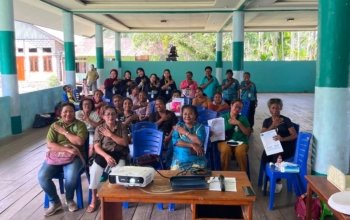 Dalam upaya mendukung kesiapan penerapan Posyandu Integrasi Layanan Primer (ILP) di Desa Bambar, Distrik Waibu, Kabupaten Jayapura, mahasiswa KKN-PPM UGM melalui tim Jejak Jayapura 2026 melaksanakan kegiatan Penguatan Kapasitas Kader Posyandu melalui Praktik Pengukuran Antropometri. Kegiatan yang berlangsung pada Jumat (31/7) tersebut diikuti oleh sekitar 25 kader Posyandu dari lima Posyandu yang berada di Desa Bambar. Kegiatan ini dilatarbelakangi oleh kebutuhan peningkatan keterampilan kader dalam melakukan pengukuran antropometri sebagai salah satu bagian penting dalam pelayanan Posyandu. Meskipun Posyandu di Desa Bambar telah menjalankan berbagai pelayanan kepada masyarakat, kesiapan menuju penerapan sistem Posyandu ILP (Integrasi layanan primer) masih perlu diperkuat, khususnya dari sisi kapasitas kader dalam melakukan pengukuran dan pencatatan pertumbuhan secara tepat. Dengan adanya mahasiswa bidang gizi yang tergabung dalam KKN-PPM UGM, tim Jejak Jayapura 2026 melihat keterampilan antropometri sebagai salah satu kemampuan dasar yang penting untuk diperkuat. Pengukuran berat badan, panjang atau tinggi badan, lingkar lengan atas, hingga lingkar kepala tidak hanya membutuhkan alat yang sesuai, tetapi juga teknik pengukuran yang tepat agar hasil yang diperoleh dapat menggambarkan kondisi pertumbuhan anak secara akurat. Kegiatan diawali dengan pemaparan materi mengenai antropometri dan pelayanan Posyandu menuju ILP, kemudian dilanjutkan dengan praktik secara langsung sesuai dengan pedoman 5 meja posyandu. Dalam sesi praktik, para kader memperoleh kesempatan untuk melakukan pengukuran berat badan (BB), panjang badan (PB) atau tinggi badan (TB), lingkar lengan atas (LiLA), dan lingkar kepala menggunakan peralatan antropometri yang telah dipersiapkan. Mahasiswa KKN bersama tenaga kesehatan dari Puskesmas Waibu mendampingi kader selama proses praktik. Pendampingan dilakukan melalui demonstrasi, simulasi, serta koreksi langsung terhadap teknik pengukuran. Kader juga dilatih untuk memperhatikan posisi tubuh yang benar saat pengukuran, melakukan pencatatan hasil pada Kartu Menuju Sehat (KMS), serta memahami cara membaca hasil pengukuran berdasarkan grafik pertumbuhan. Mahasiswa juga menyiapkan kasus untuk dikerjakan secara kolektif oleh kader-kader posyandu dalam pelatihan tersebut. Melalui kasus tersebut, kader diminta memilih KMS yang sesuai, memplot hasil penimbangan berdasarkan usia, menentukan pola pertumbuhan anak, serta menyusun tindak lanjut yang dapat dilakukan di Posyandu. Latihan ini dirancang untuk mengasah kemampuan kader dalam menghubungkan hasil pengukuran antropometri dengan pemantauan pertumbuhan anak, bukan sekadar melakukan pengukuran secara teknis. Pendekatan learning by doing ini dipilih digunakan agar kader tidak hanya memperoleh pengetahuan secara teoritis, tetapi juga memiliki pengalaman langsung dalam melakukan setiap tahapan pengukuran. Dengan demikian, kader diharapkan dapat lebih percaya diri dan teliti ketika nantinya melaksanakan pelayanan di masing-masing Posyandu. “Penguatan kapasitas kader menjadi bagian penting dalam mempersiapkan Posyandu menuju Integrasi Layanan Primer. Kader merupakan salah satu ujung tombak pelayanan kesehatan di masyarakat, sehingga keterampilan pengukuran yang tepat sangat diperlukan,” ujar Herice T. Kaway Ketua PKK di Desa Bambar, Waibu, Kabupaten Jayapura. Nisrina Athyra Karimah, mahasiswa Gizi yang tergabung dalam Tim KKN-PPM UGM Jejak Jayapura 2026 juga menambahkan “Program ini saya inisiasi sebagai bentuk bakti saya untuk ikut menciptakan pelayanan Posyandu yang benar dan sesuai standar di Desa Bambar. Keresahan saya bermula dari melihat keterampilan kader yang belum merata. Selama ini, pelatihan dari dinas atau tingkat provinsi biasanya hanya diikuti oleh satu atau dua perwakilan dari masing-masing Posyandu, sementara jumlah kader di lapangan lebih banyak. Akibatnya, kesempatan untuk mendapatkan pelatihan dan memperbarui keterampilan belum tentu dirasakan oleh seluruh kader. Kegiatan ini melibatkan kader dari lima Posyandu di Desa Bambar, yaitu Posyandu Budung, Melati, Kali Ular, Kompi C, dan Transad. Bahkan kader-kader dari desa lain seperti Doyo Baru turut berpartisipasi dan antusias mengikuti pelatihan ini. Lebih lanjut Nisrina menambahkan, “Saya juga menggandeng Puskesmas Waibu dalam pelaksanaan kegiatan ini karena saya ingin programnya tidak berhenti ketika KKN selesai. Dengan adanya keterlibatan tenaga kesehatan dan Puskesmas, saya berharap penguatan kapasitas kader ini dapat terus dilanjutkan dan menjadi bagian dari proses menuju penerapan Posyandu Integrasi Layanan Primer (ILP) di Desa Bambar,”. Kegiatan ini diharapkan dapat menjadi salah satu langkah awal dalam memperkuat kesiapan kader di lima Posyandu Desa Bambar menuju penerapan Posyandu ILP yang lebih optimal. Peningkatan kapasitas kader juga diharapkan dapat mendukung tersedianya data pertumbuhan yang lebih akurat sebagai dasar pemantauan kondisi kesehatan dan gizi masyarakat. Bagi tim Jejak Jayapura 2026, kegiatan ini menjadi bentuk kontribusi mahasiswa gizi dalam mendukung penguatan pelayanan kesehatan berbasis masyarakat. Melalui kolaborasi dengan kader dan tenaga kesehatan setempat, penguatan kapasitas diharapkan dapat terus berlanjut setelah program KKN selesai. ● What: Penguatan kapasitas kader melalui praktik pengukuran antropometri menuju Posyandu ILP. ● Who: Mahasiswa KKN-PPM UGM Tim Jejak Jayapura 2026, kader Posyandu, dan tenaga kesehatan Puskesmas Waibu. ● When: Jumat, 31 Juli 2026, pukul 10.00-14.00 ● Where: Desa Bambar, Distrik Waibu, Kabupaten Jayapura. ● Why: Kesiapan menuju penerapan Posyandu ILP masih perlu diperkuat, terutama keterampilan kader dalam pengukuran antropometri, pencatatan, dan interpretasi hasil pertumbuhan. ● How: Pemaparan materi, demonstrasi, simulasi, praktik langsung, dan pendampingan/koreksi individual.